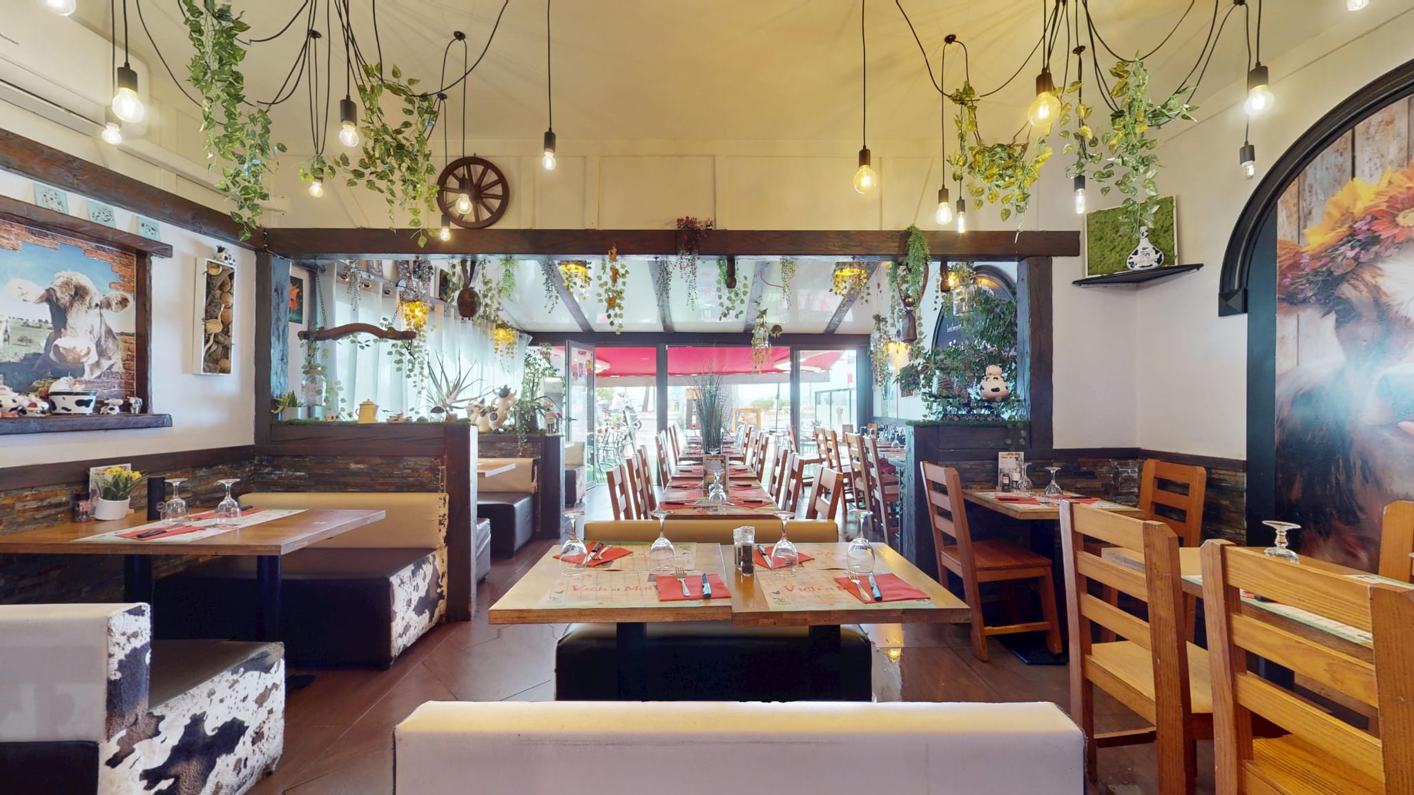 Décoration végétale et tables dressées